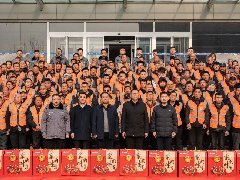 情系農(nóng)民工 蛇年送祝?！A兆控股為優(yōu)秀農(nóng)民工發(fā)放春節(jié)禮品